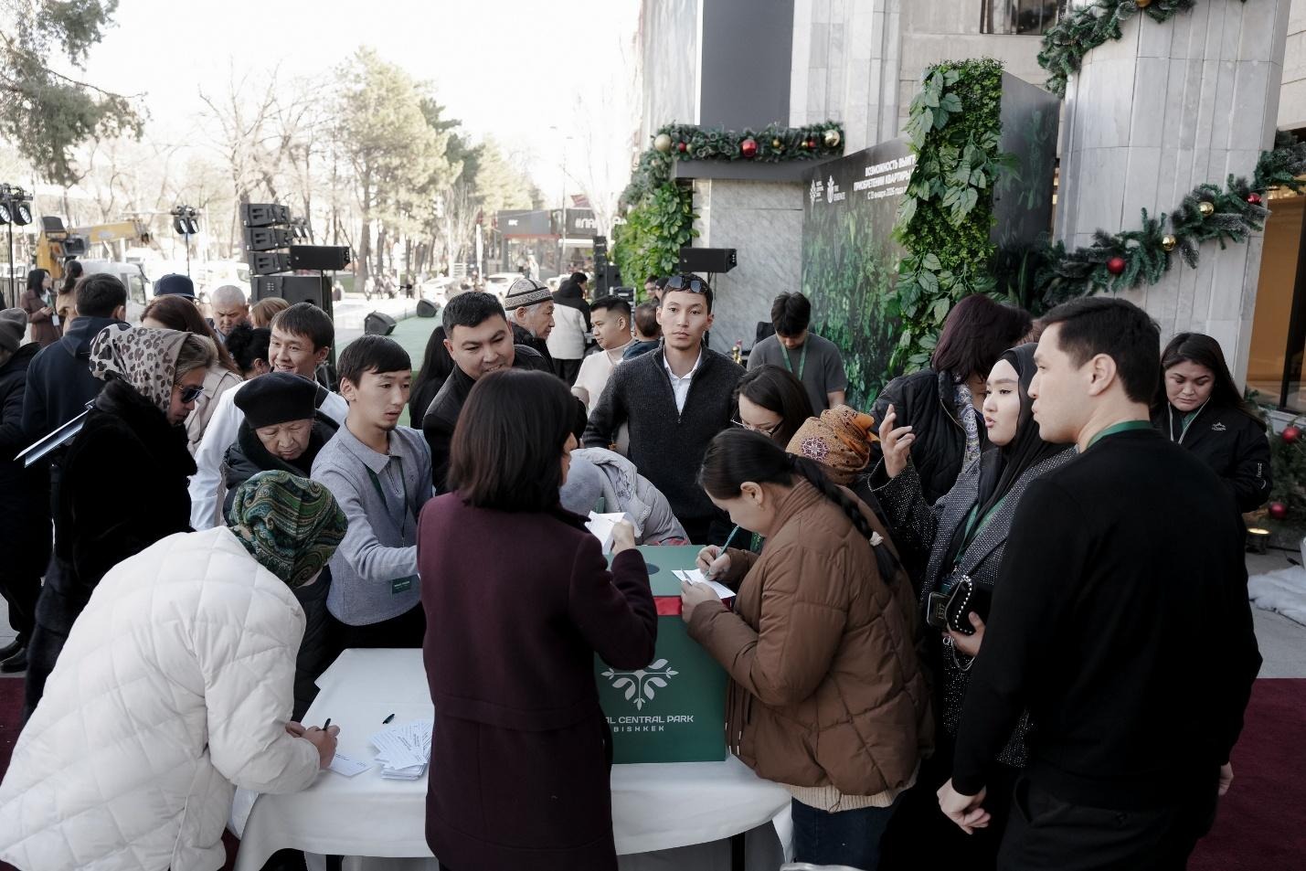 Волнение тысяч клиентов, присутствующих на мероприятии по запуску продаж Royal Central Park